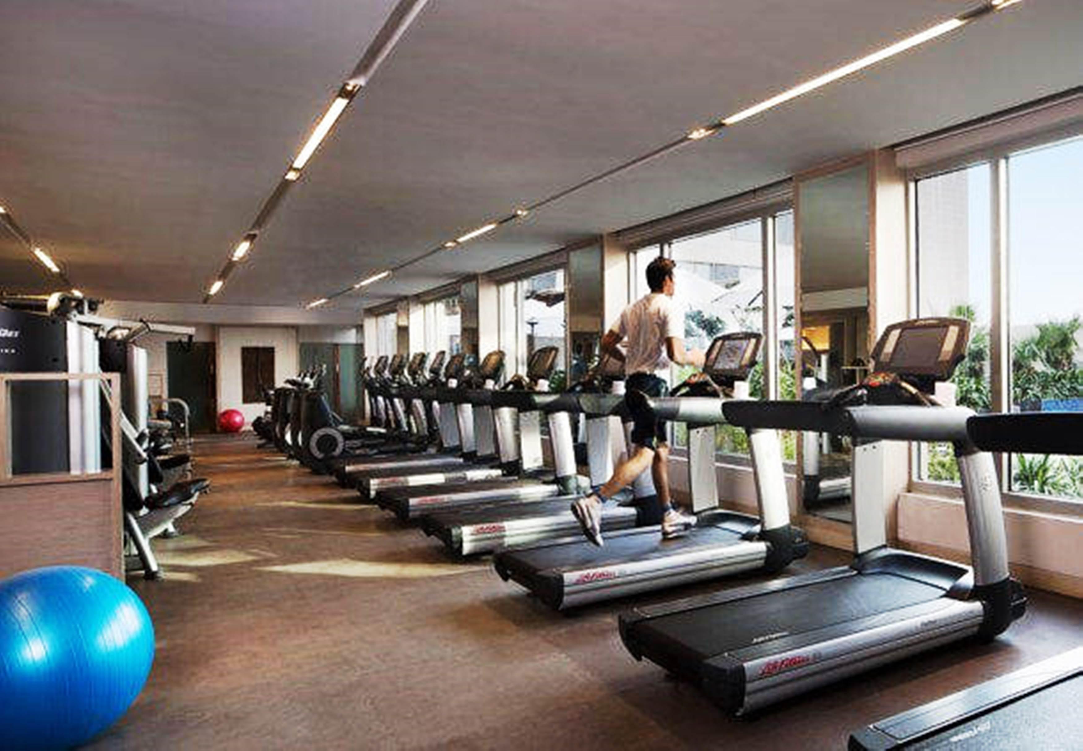 Jw Marriott Hotel New Delhi Aerocity Ngoại thất bức ảnh A treadmill in a gym