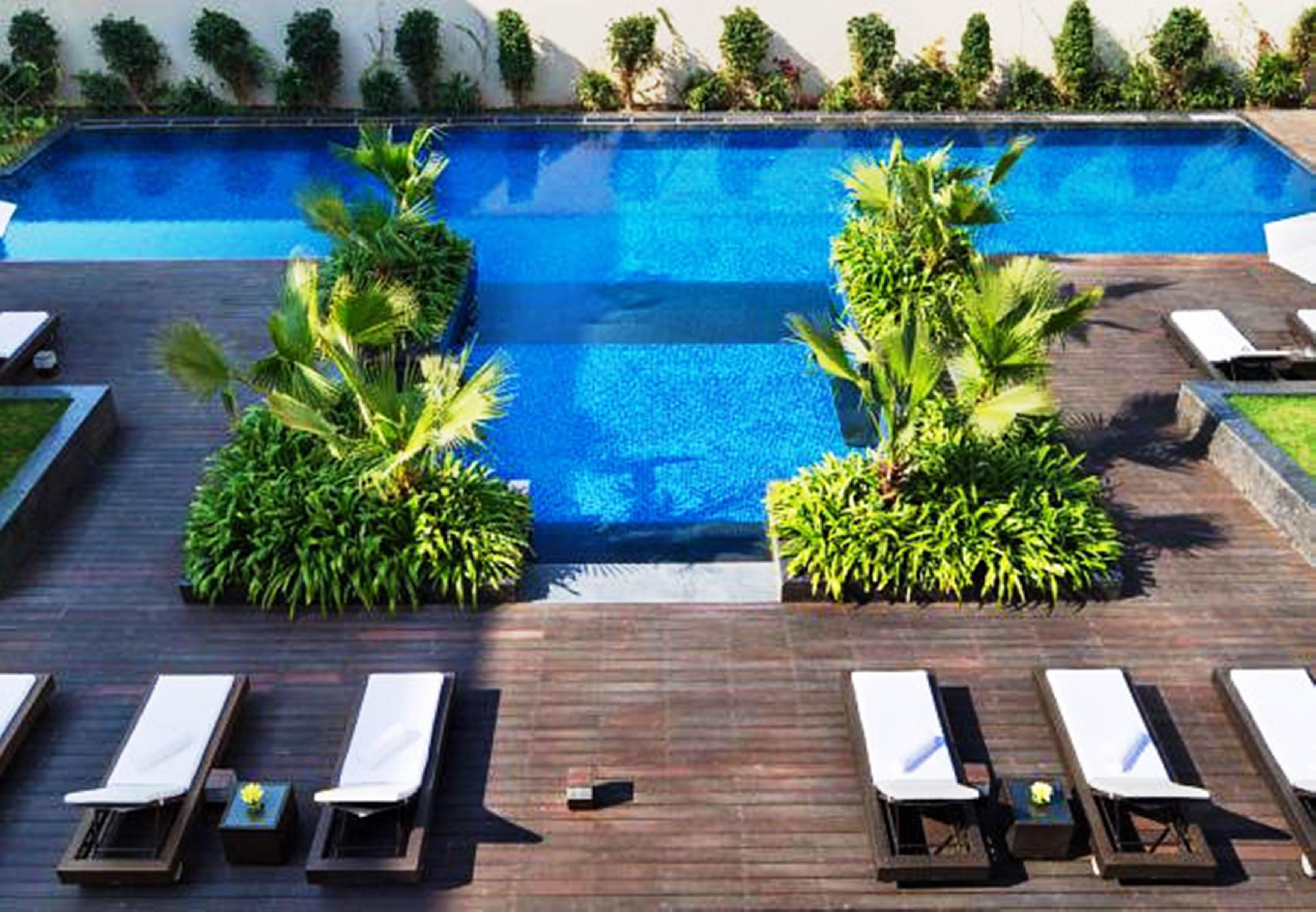Jw Marriott Hotel New Delhi Aerocity Ngoại thất bức ảnh The pool at the hotel