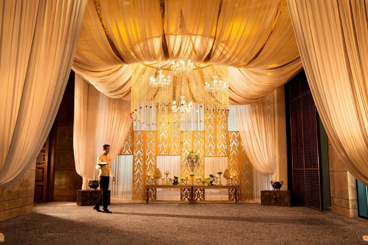 Jw Marriott Hotel New Delhi Aerocity Ngoại thất bức ảnh The lobby of the Ritz-Carlton, Dubai