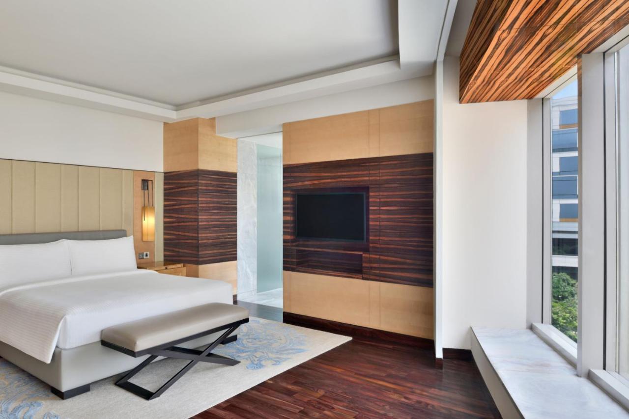 Jw Marriott Hotel New Delhi Aerocity Ngoại thất bức ảnh A bedroom at the Westin Mumbai International