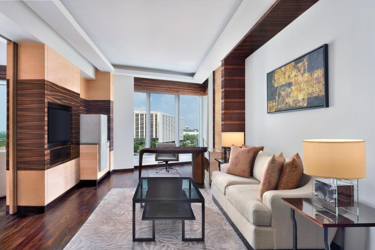 Jw Marriott Hotel New Delhi Aerocity Ngoại thất bức ảnh A living room at the Westin