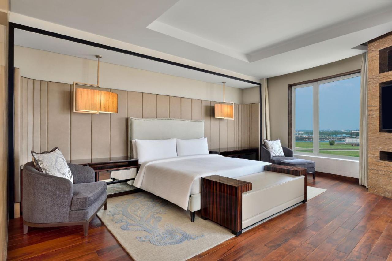 Jw Marriott Hotel New Delhi Aerocity Ngoại thất bức ảnh A bedroom at the hotel