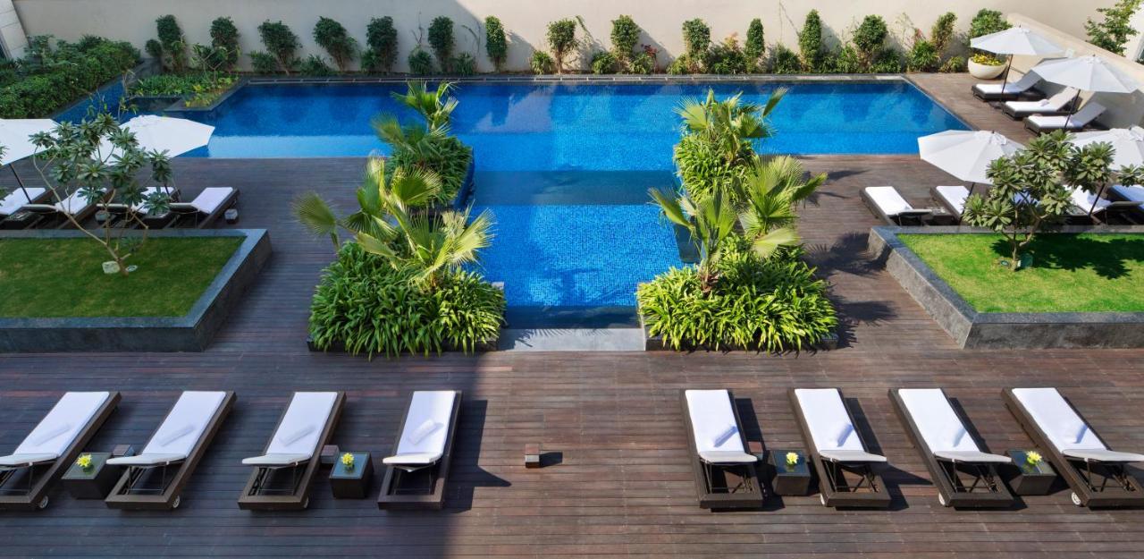 Jw Marriott Hotel New Delhi Aerocity Ngoại thất bức ảnh The pool at the hotel