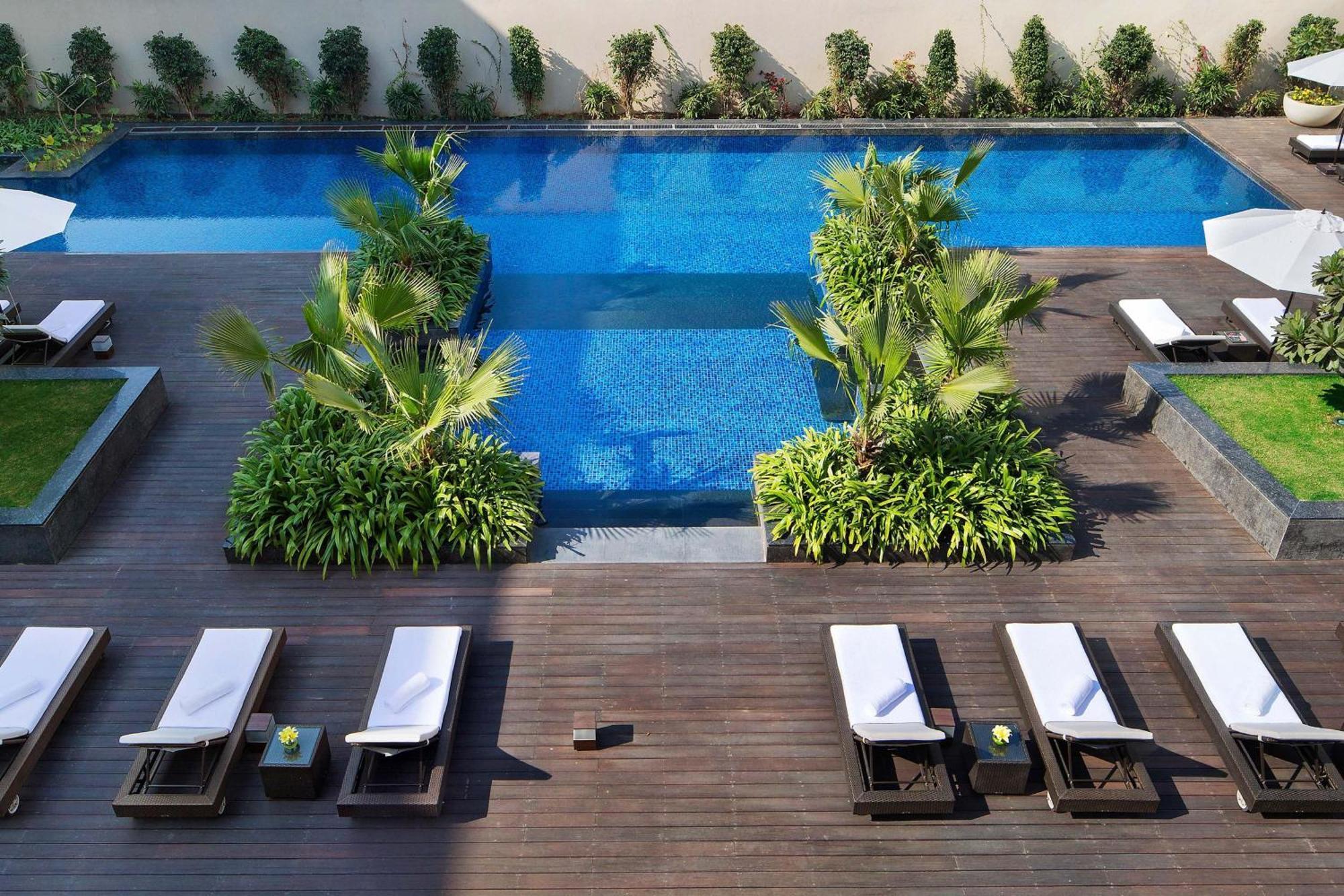 Jw Marriott Hotel New Delhi Aerocity Ngoại thất bức ảnh The pool at the hotel