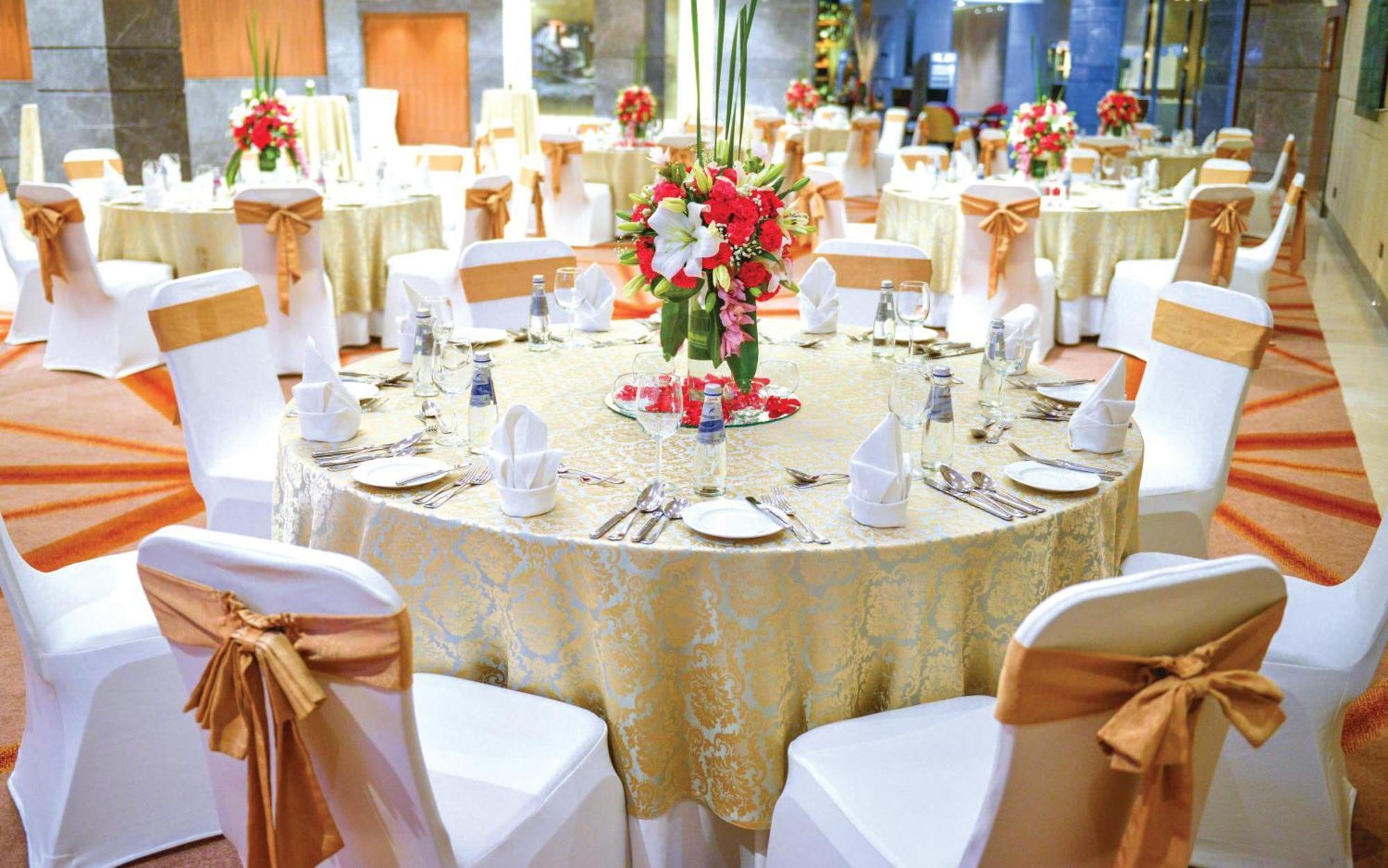 Jw Marriott Hotel New Delhi Aerocity Ngoại thất bức ảnh A table set for a formal dinner
