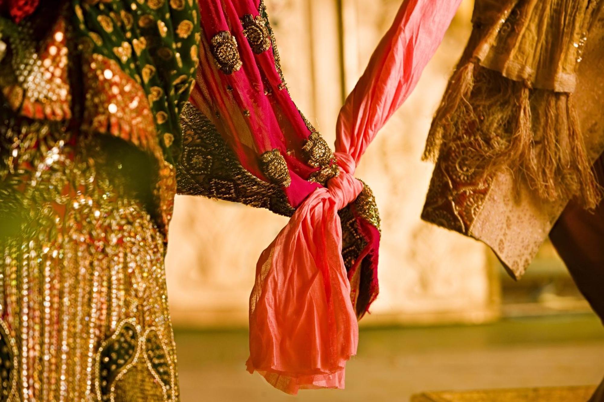 Jw Marriott Hotel New Delhi Aerocity Ngoại thất bức ảnh The bride and groom hold hands during the wedding ceremony.