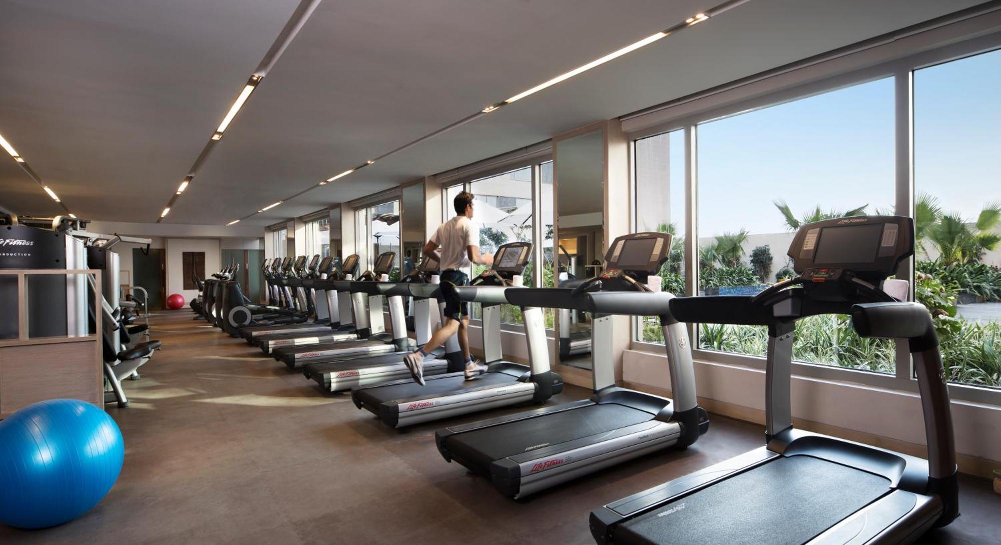 Jw Marriott Hotel New Delhi Aerocity Ngoại thất bức ảnh The gym at the hotel