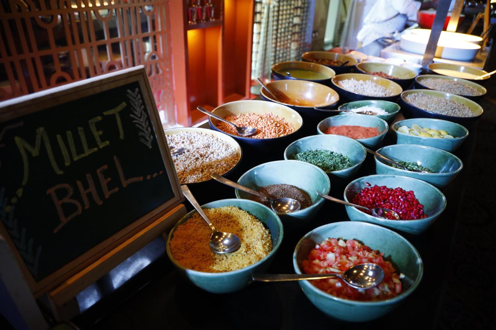 Jw Marriott Hotel New Delhi Aerocity Ngoại thất bức ảnh A selection of muesli at a buffet