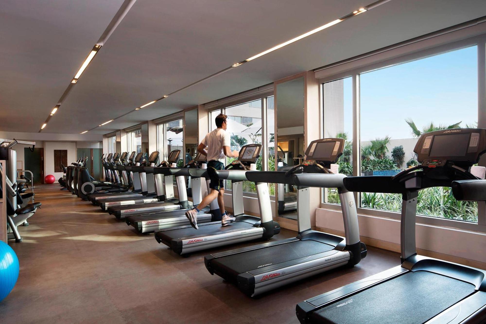 Jw Marriott Hotel New Delhi Aerocity Ngoại thất bức ảnh The gym at the hotel